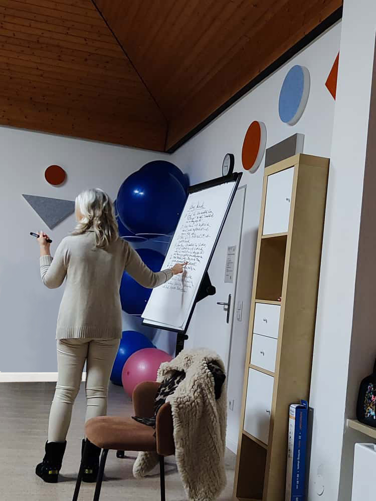 Vrouw schrijft op een flip-over.